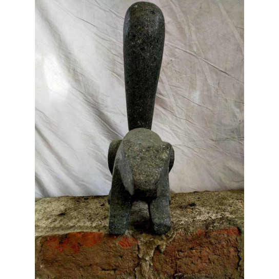 Escultura de jardín ardilla de piedra volcánica 50 cm