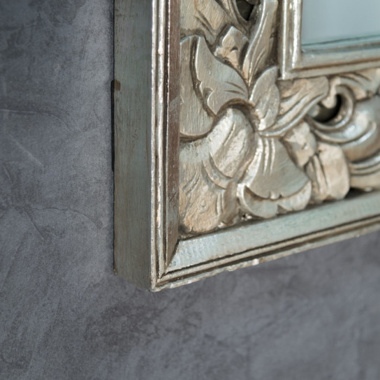 Espejo decorativo de madera con pátina Mathilde plateado 110 x 70 cm