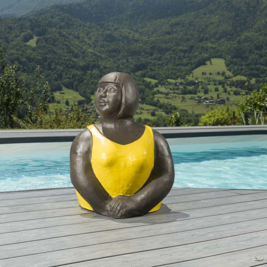 Estatua a color mujer amarillo