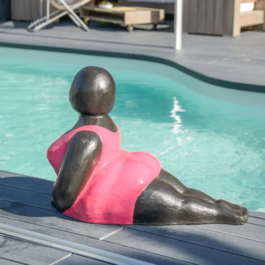 Estatua contemporánea mujer posición yoga fucsia