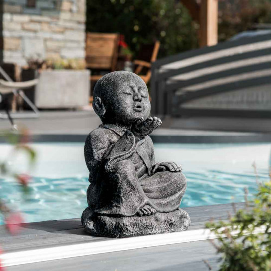 Estatua de jardín monje shaolín feliz con pátina gris 40 cm