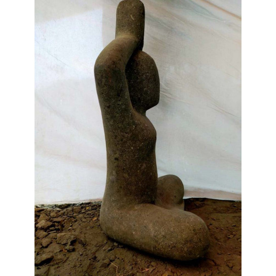 Estatua de piedra volcánica diseño mujer posición yoga 75 cm