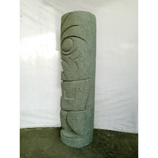 Estatua de tiki oceanía en jardín de piedra volcánica 1m