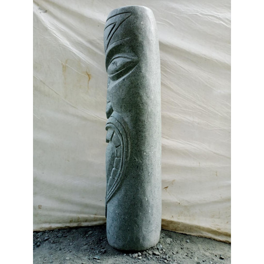 Estatua del tótem tiki en el jardín de piedra volcánica zen 1m