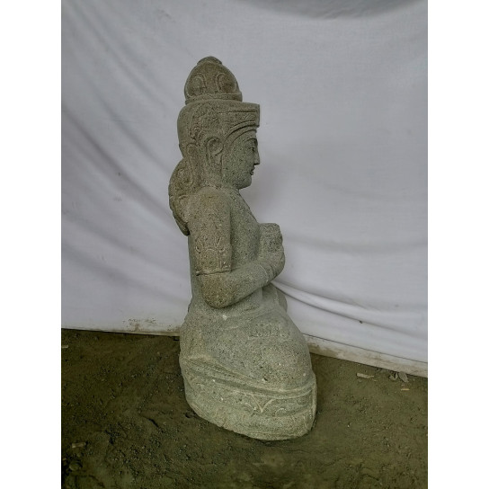 Estatua diosa balinesa dewi flor de piedra volcánica