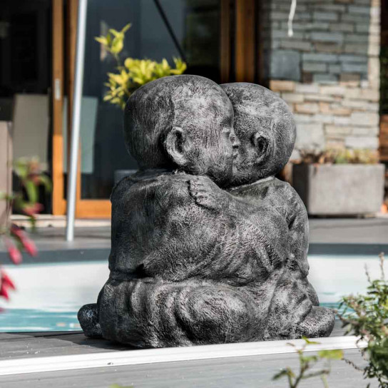 Estatua monjes shaolín abrazados con pátina gris 50 cm