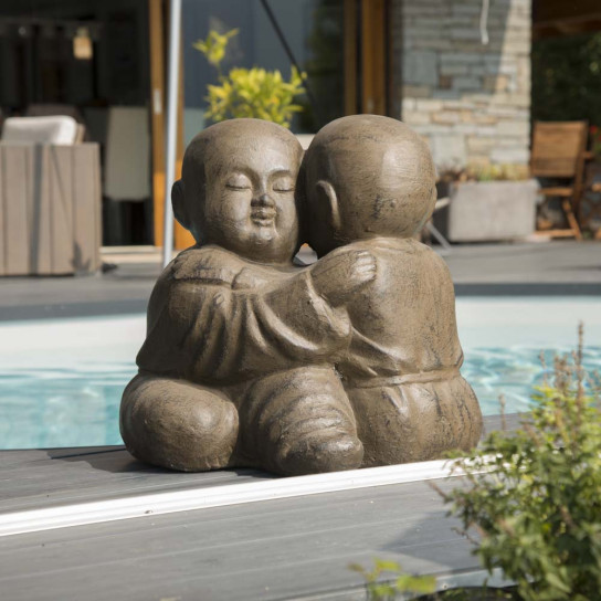 Estatua monjes shaolín abrazados con pátina marrón envejecido 50 cm