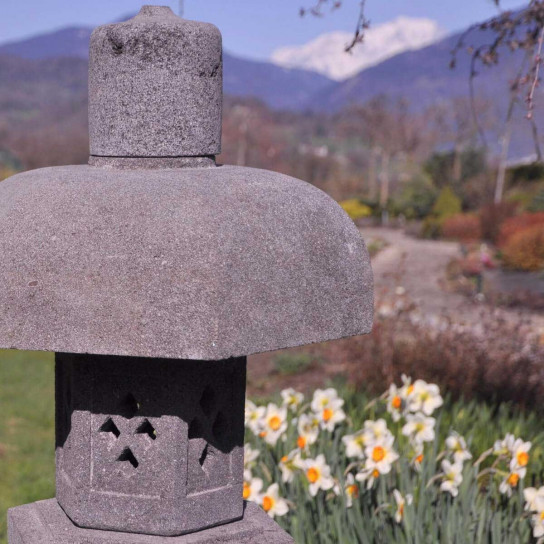 Linterna japonesa pagoda de piedra de lava 1,20 m